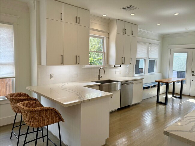 Building Photo - 804 Omar St