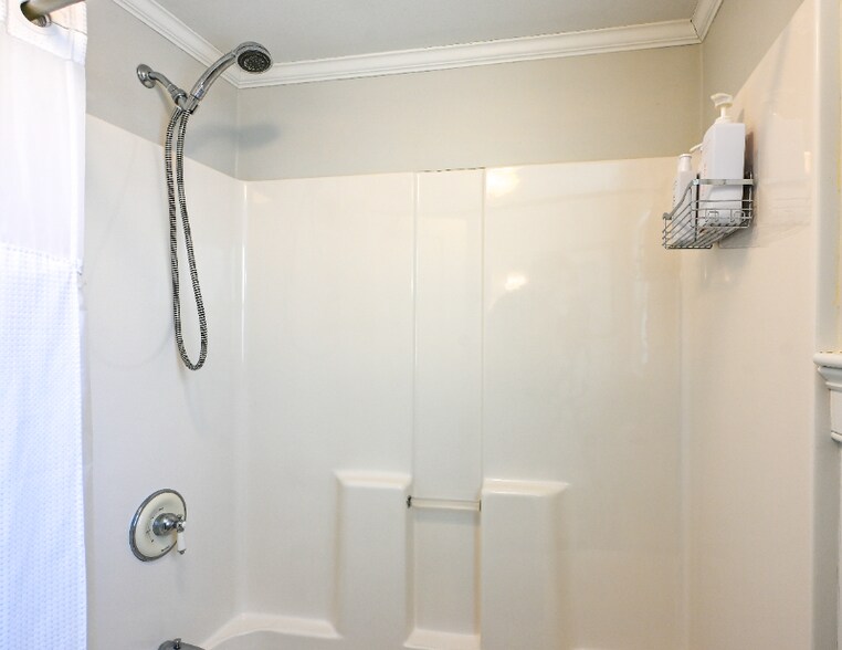 Building Photo - 8 Pine Tree Ave