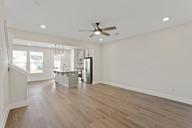 Building Photo - Perfectly Appointed Greenville Townhome 3bed/2.5 bath