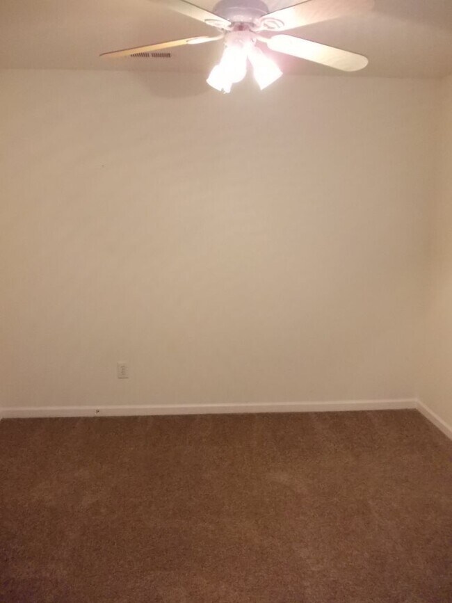 Building Photo - Great 2 story home with fenced back yard i...