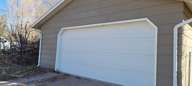 Building Photo - 825 N 7th St