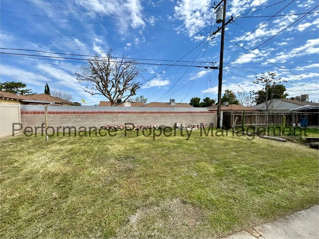 Building Photo - Charming 2 Bed/1 Bath N Bakersfield Home w...