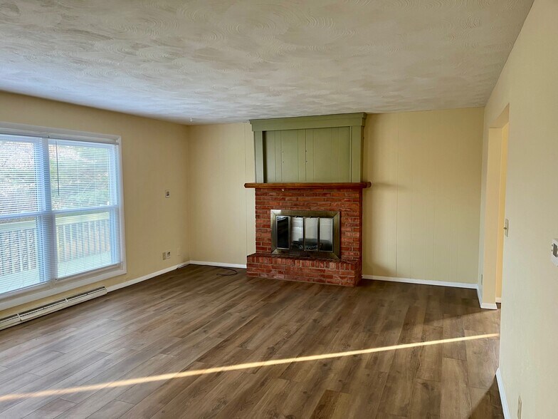 Building Photo - 221 Eisenhower Dr