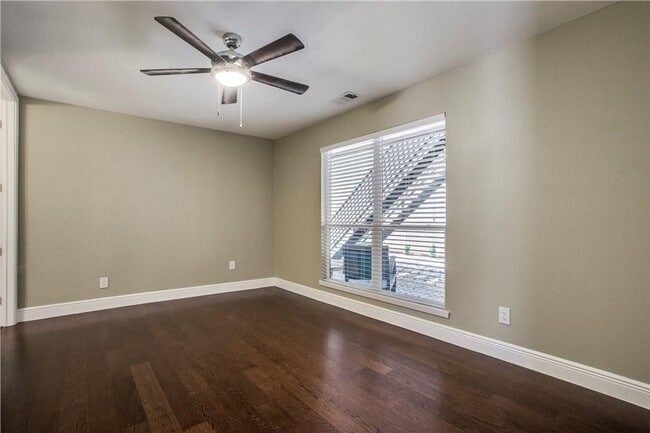 Building Photo - Adorable Condo in Oak Lawn!