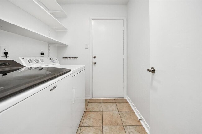Building Photo - 12407 Meadow Ridge Dr