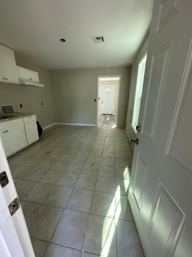 Building Photo - Cozy home in North Tulsa on a quiet street...