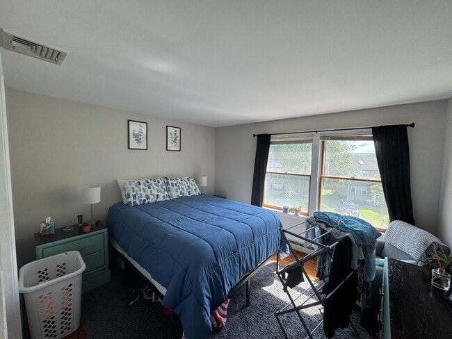 Building Photo - Spacious 3 bedroom 2.5 bathroom Duplex