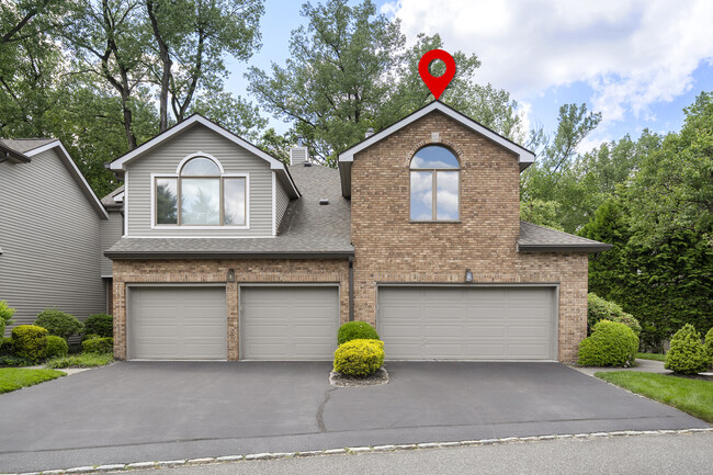 Primary Photo - 81 Lakeview Dr