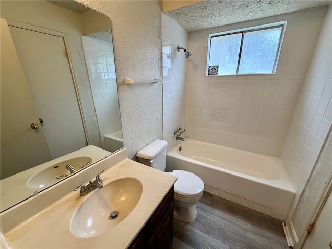 Building Photo - 5015 Glendower Dr