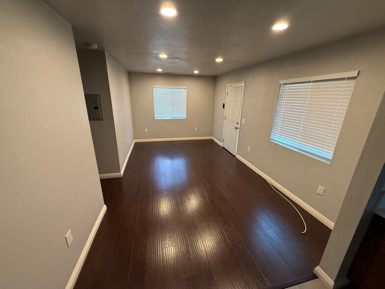 Building Photo - 1493 W 47th St