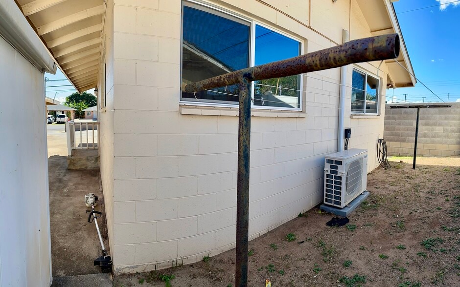 Backyard, clothesline - 200 Lono Ave