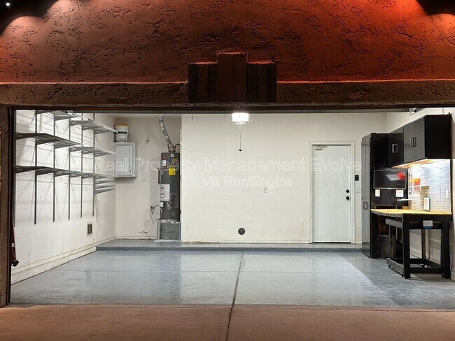 Building Photo - 5814 W Alice Ave