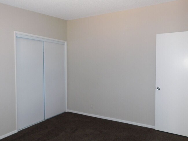 Building Photo - 4BD/2BA In La Mirage. Large Backyard!