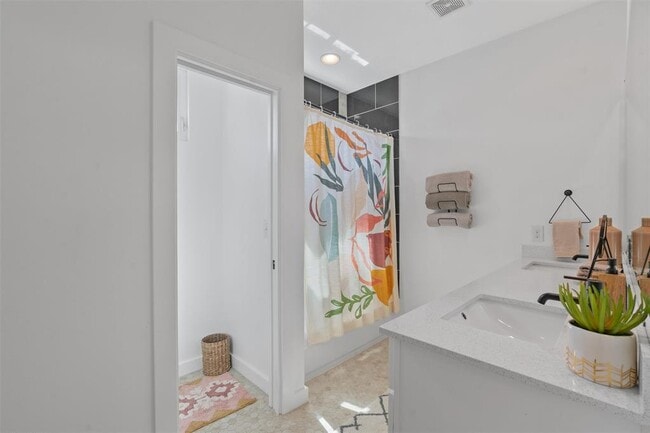 Building Photo - 2411 E 11th St