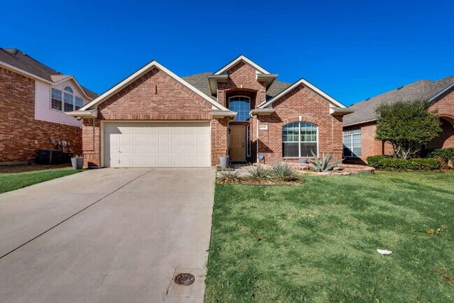 Primary Photo - Great 4 bed 2 bathroom 2 story home minute...