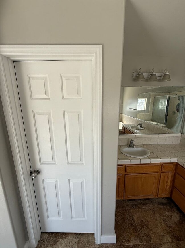 Building Photo - Spacious 4-Bedroom Home in Southwest Bakersfield