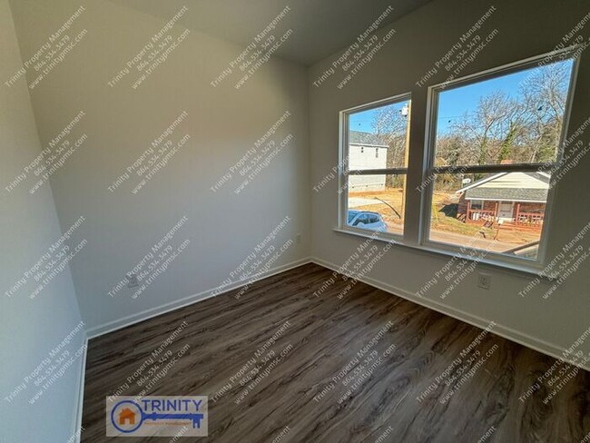 Building Photo - Gorgeous newly built townhome near downtow...
