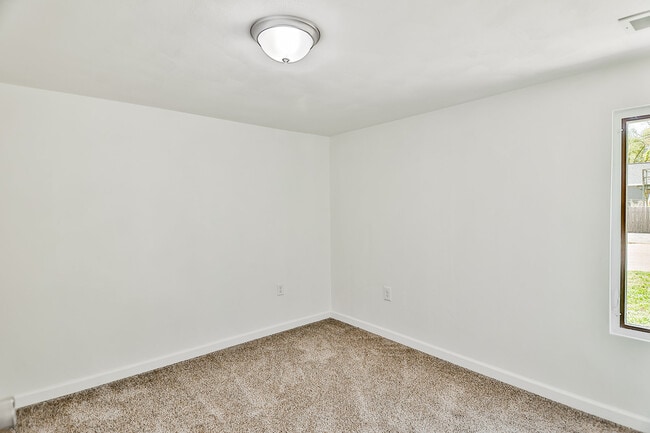 Building Photo - 402 Marquette Rd