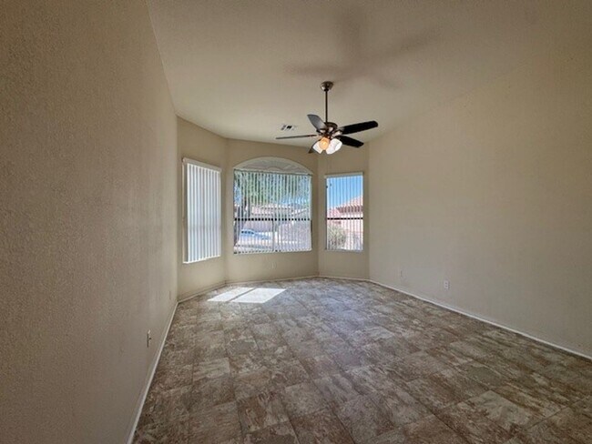 Building Photo - 3 Bedroom Exec Home Bullhead Parkway close...