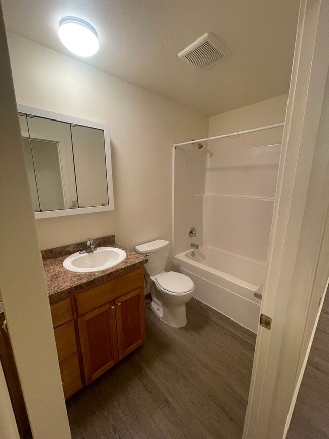 Building Photo - Convieniently located charming duplex with modern updates!