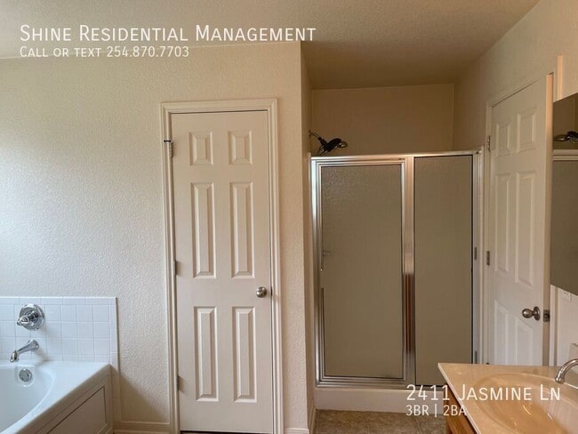 Building Photo - 2411 Jasmine Ln