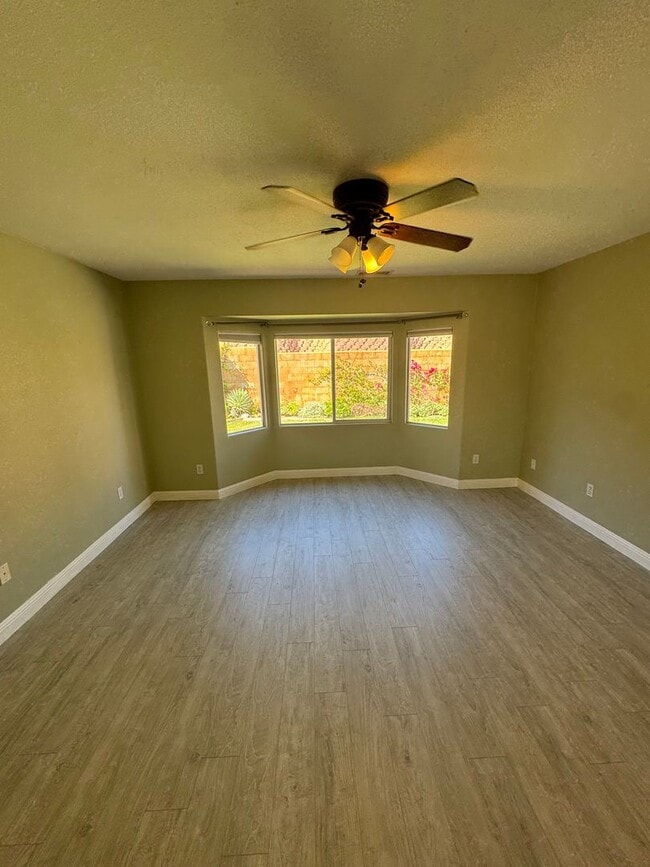 Building Photo - 4-Bedroom Home with Updated Kitchen and Co...