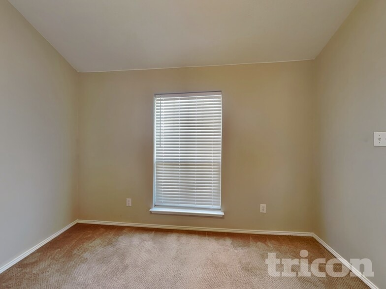 Building Photo - 4702 Valleyview Dr