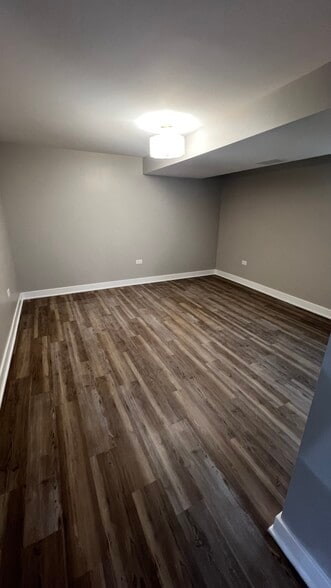 Building Photo - 552 Manistee Ave