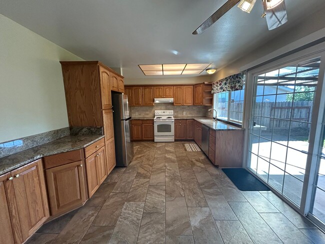 Building Photo - 670 Northwood Dr