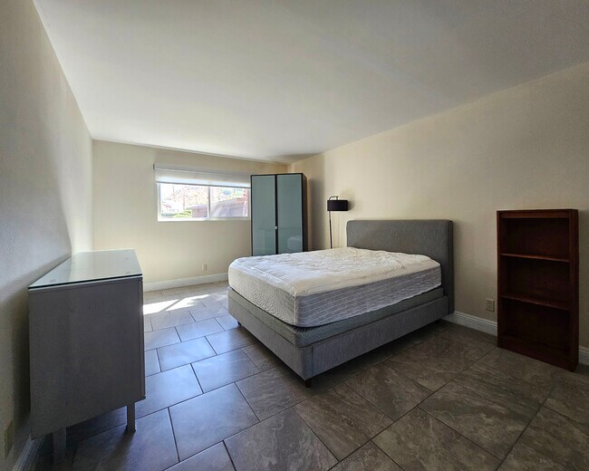 Building Photo - 2160 S Palm Canyon Dr