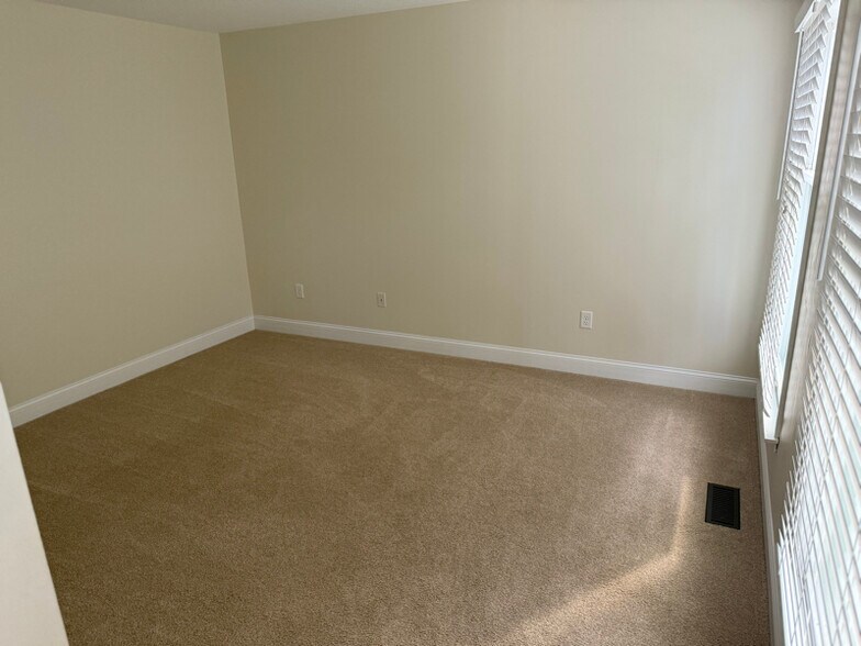 Building Photo - 125 Fieldstone Dr