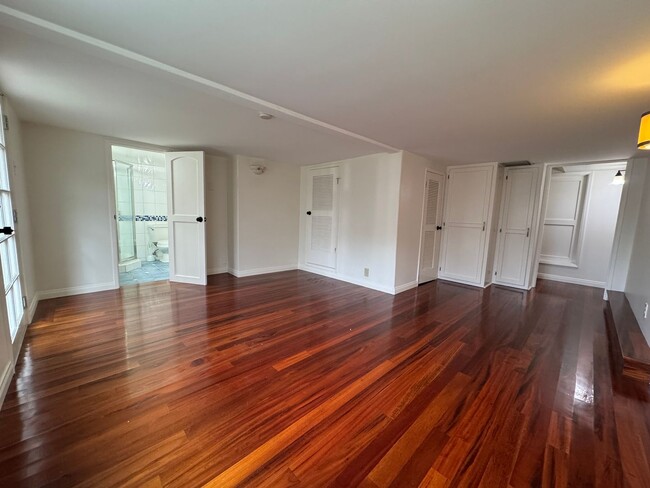 Building Photo - Stunning 2 Bedroom and 2 Bathroom Back Hou...