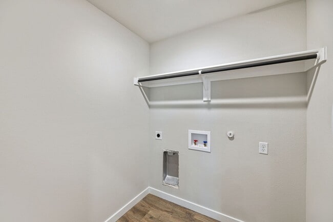 Building Photo - AVAILABLE NOW! 3 BEDROOM TRIPLEX  LOCATED ON 1-ACRE LOT IN MIDLOTHIAN, TX!