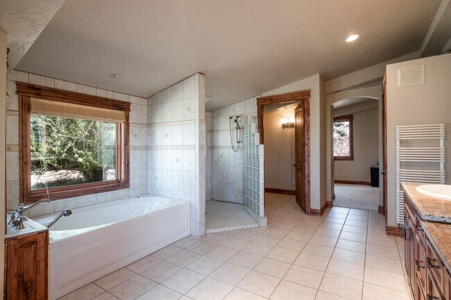 Building Photo - Private Hillside Ranch Home Available Wint...