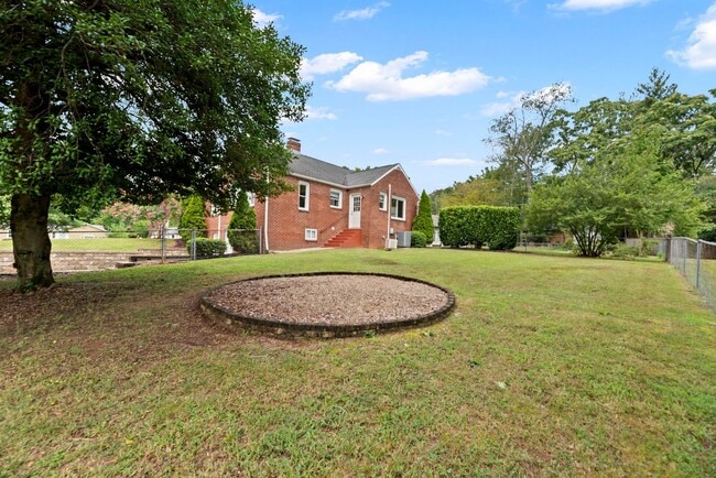 Building Photo - Knoxville 37909 - 3 bedroom 2 bath - call ...