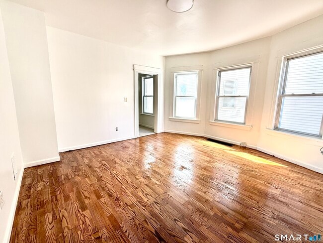 Building Photo - 202 6th St