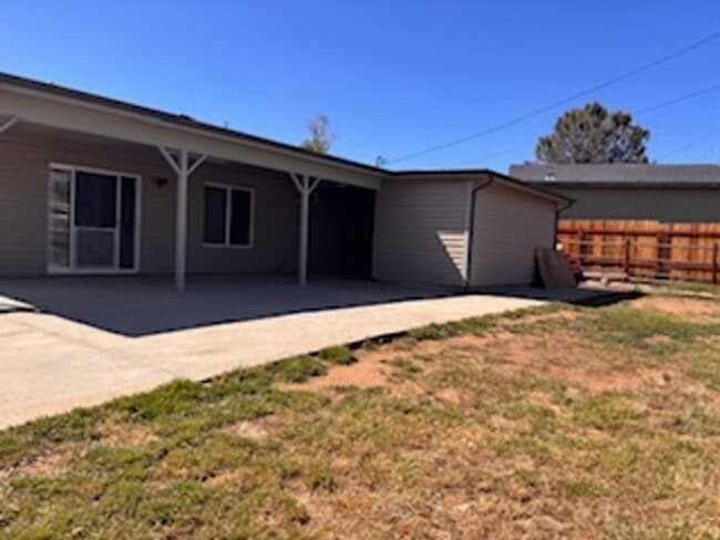 Building Photo - Corner lot in Golden Hills 3bdrm, 2 bath
