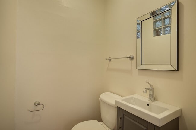 Building Photo - 638 W Drummond Pl