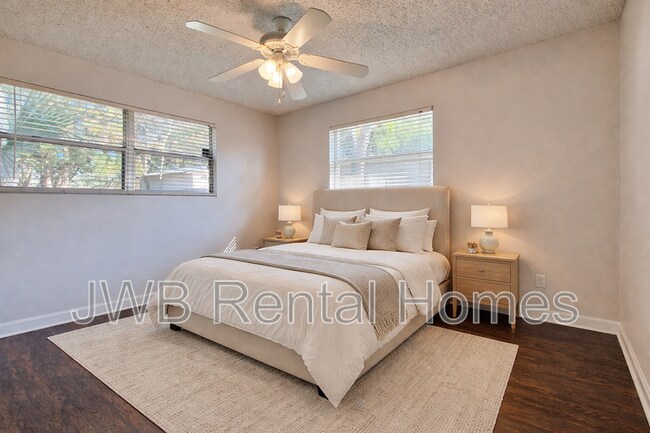 Building Photo - 1121 La Marche Dr