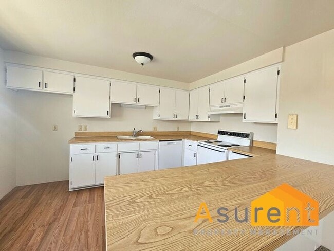 Building Photo - Charming 2-Bedroom 4-plex in Prime Ashland Location Available Now!