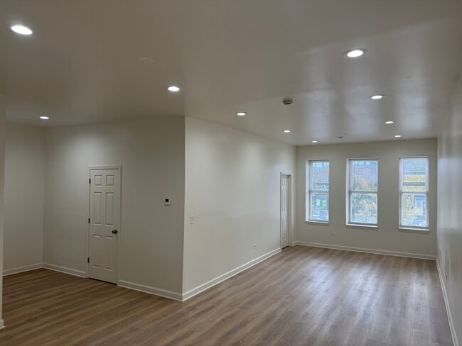 Building Photo - 3840 W Roosevelt Rd