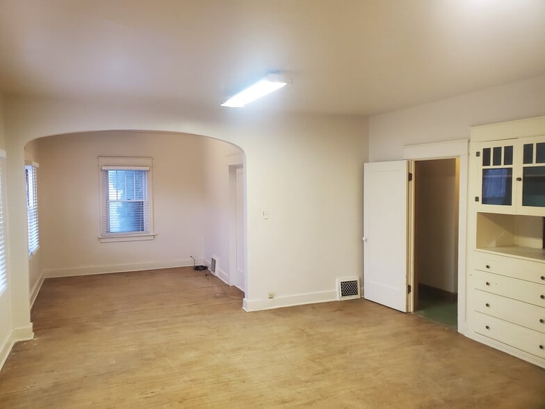 Building Photo - 115 N Oregon St