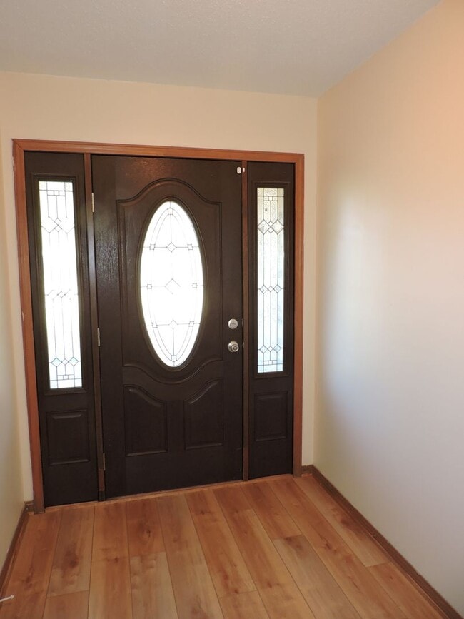 Building Photo - Convenient to interstate, schools & shopping!