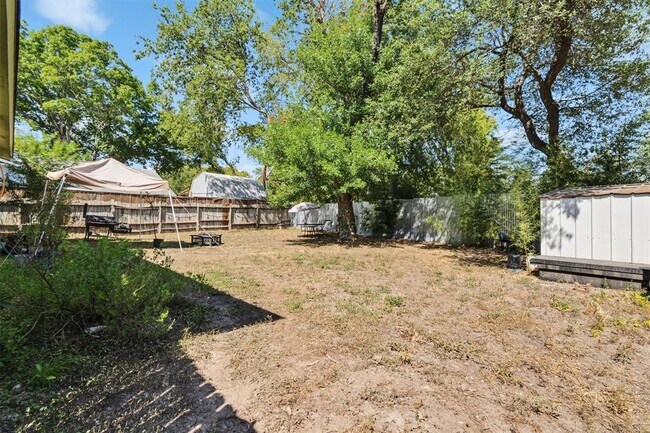 Building Photo - 722 Wales Way