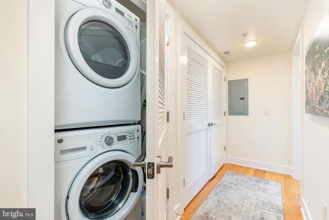 Building Photo - 1647 E Eyre St