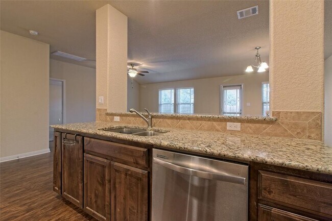 Building Photo - 713 Hedgewood Dr