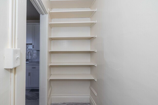 Building Photo - TOP FLOOR 1BR. Remodeled! W/D IN-UNIT! Dishwasher!