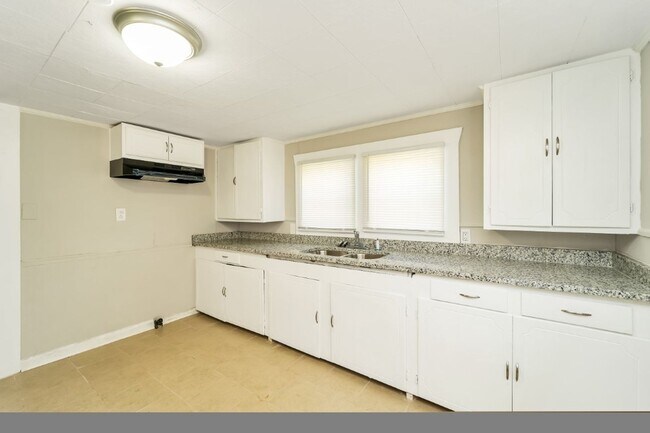 Building Photo - Hot Listing in Bessemer! 3 Beds, 2 Baths &...