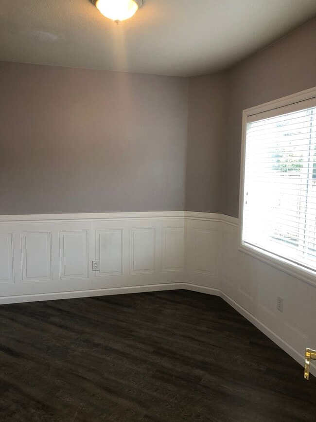 Building Photo - Bright and Airy 3 Bed, 2.5 Bath Stunning H...