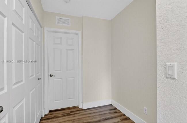 Building Photo - 9041 Silver Glen Way